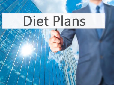 Diyet planları - işadamı el işareti tutarak