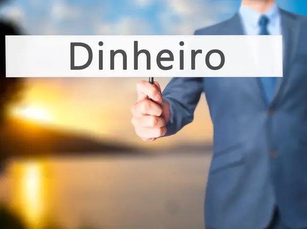 Dinheiro (pénz portugálul)-üzletember kéztartó jel — Stock Fotó