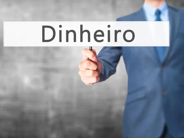 Dinheiro (Uang dalam bahasa Portugis) - Tangan pengusaha memegang tanda — Stok Foto
