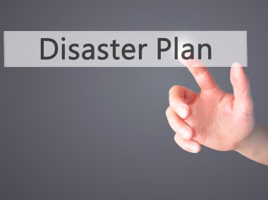 Afet Planı - El bulanık arka plan con bir düğmeye basarak