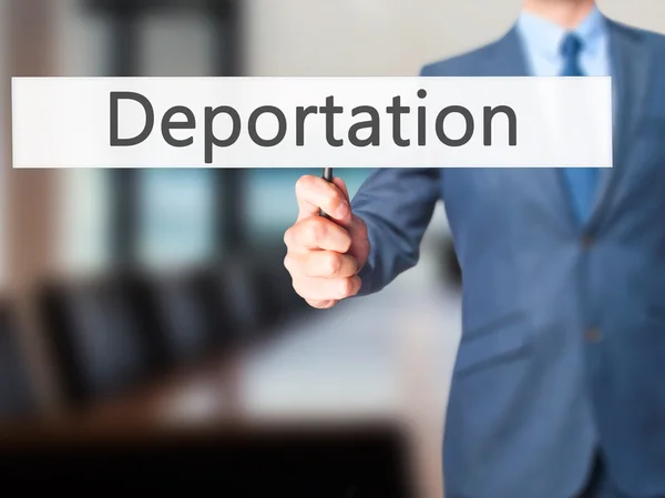 Deportacja-biznesmen ręka Holding znak — Zdjęcie stockowe