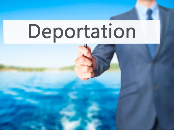 Deportación - Empresario mano sosteniendo cartel —  Fotos de Stock