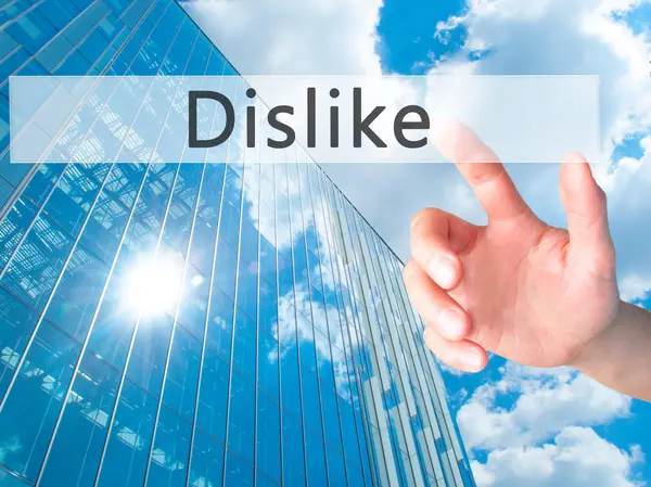 Dislike - Handdrücken einer Taste auf verschwommenem Hintergrundkonzept o — Stockfoto