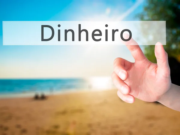 Dinheiro (Dinero en portugués) - Mano presionando un botón en el desenfoque — Foto de Stock