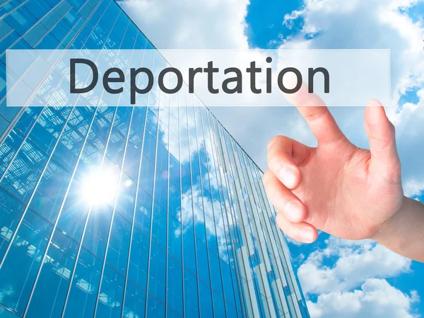 Deportatie-hand drukken van een knop op onscherpe achtergrond conce — Stockfoto