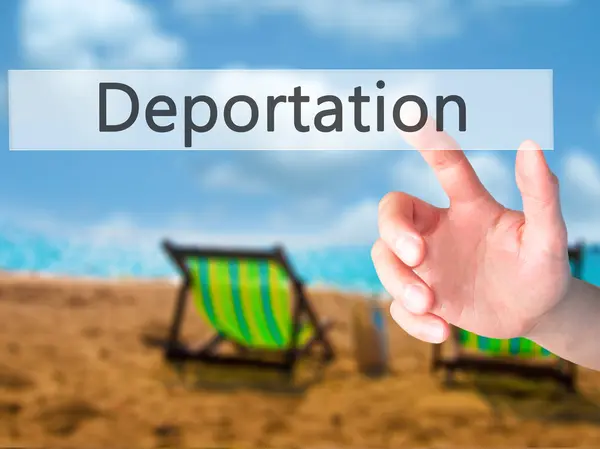 Deportación - Mano presionando un botón sobre el cono de fondo borroso — Foto de Stock