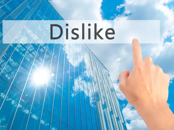 Dislike - Mão pressionando um botão no conceito de fundo borrado o — Fotografia de Stock