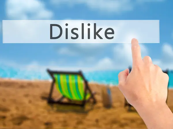 Dislike - Handdrücken einer Taste auf verschwommenem Hintergrundkonzept o — Stockfoto