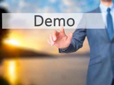 Demo - dokunmatik ekranda düğmeye işadamı el