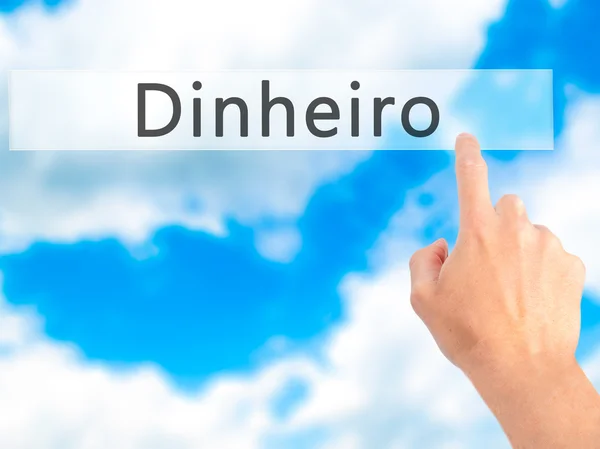 Dinheiro (pengar på portugisiska)-hand trycka på en knapp på blurr — Stockfoto