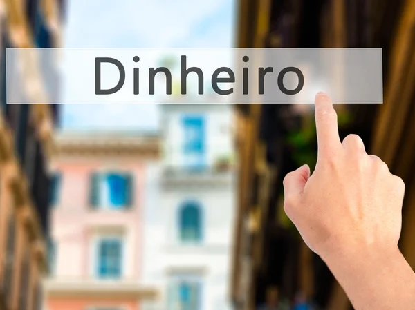 Dinheiro (Dinero en portugués) - Mano presionando un botón en el desenfoque — Foto de Stock