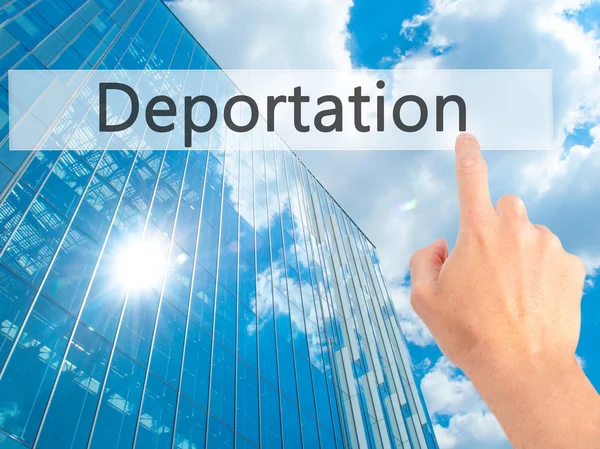 Deportace-ruční stisknutí tlačítka na rozmazané pozadí — Stock fotografie