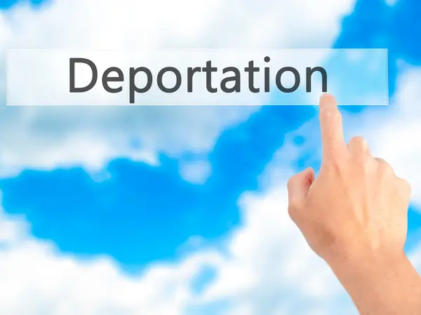 Deportacja-ręczne naciśnięcie przycisku na niewyraźne tło conce — Zdjęcie stockowe