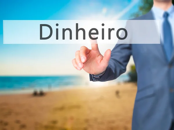 Dinheiro (гроші на португальській мові) - бізнесмен рука натисканням кнопки — стокове фото