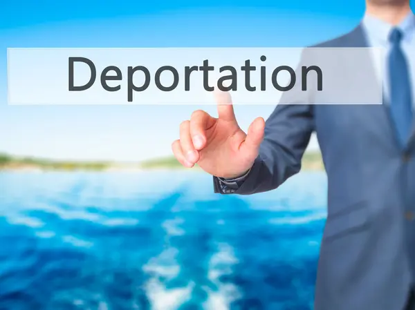 Deportação - Empresário mão pressionando botão na tela de toque — Fotografia de Stock