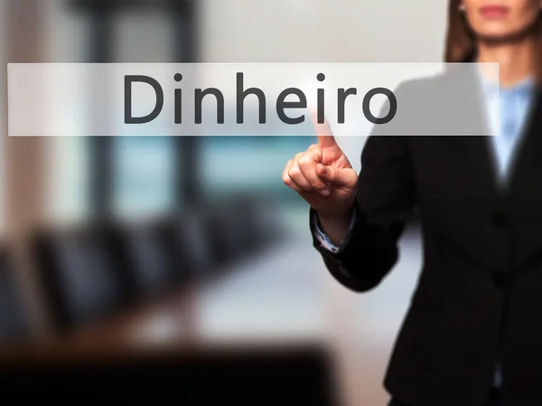 Dinheiro (Деньги по-португальски) - деловая женщина указывает пальцем на — стоковое фото