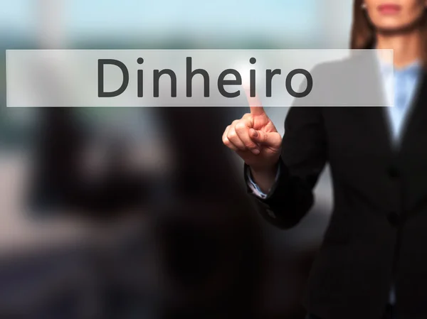Dinheiro (Деньги по-португальски) - деловая женщина указывает пальцем на — стоковое фото