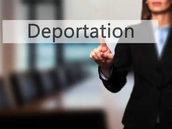 Deportación - Mujer de negocios señalar el dedo en la pantalla táctil push a —  Fotos de Stock