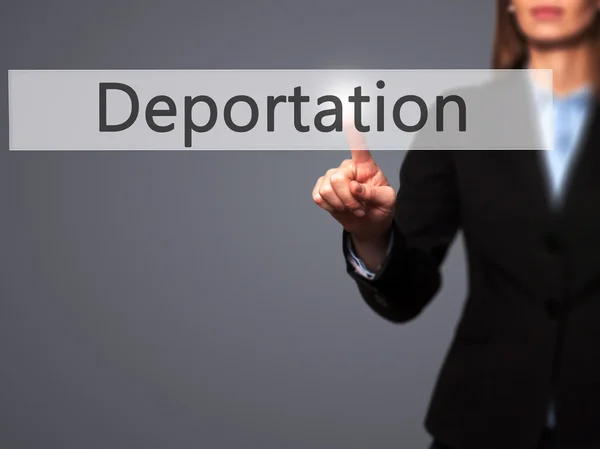 Deportación - Mujer de negocios señalar el dedo en la pantalla táctil push a — Foto de Stock
