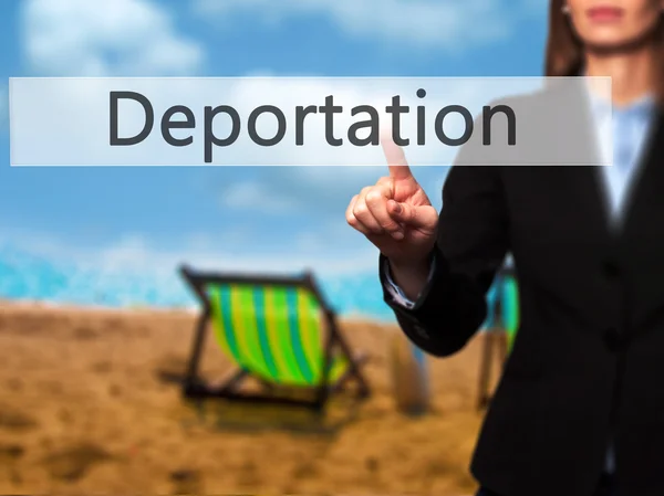 Deportación - Mujer de negocios señalar el dedo en la pantalla táctil push a —  Fotos de Stock