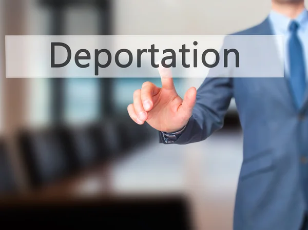 Deportatie - zakenman hand duwen van knoop op touchscreen — Stockfoto