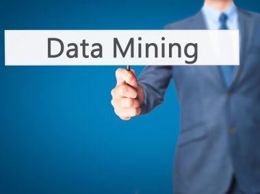 Veri incelemesi - işadamı el işareti tutarak