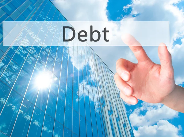 Schulden - Hand auf Knopfdruck auf verschwommenes Hintergrundkonzept auf v — Stockfoto