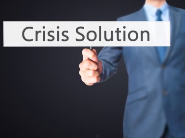 Kriz çözüm - işaret gösteren iş adamı