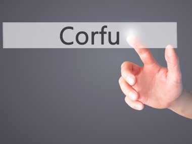 Corfu - arka plan bulanık kavramı üzerinde bir düğmeye basarak el 