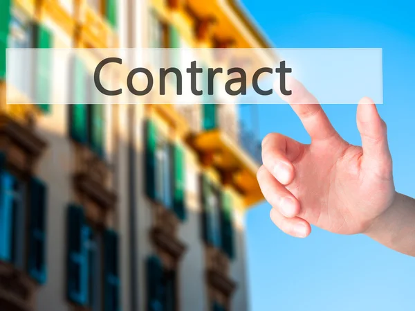 Contract - Hand indrukken van een knop op onscherpe achtergrond concept — Stockfoto