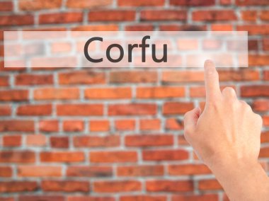 Corfu - arka plan bulanık kavramı üzerinde bir düğmeye basarak el 