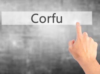 Corfu - arka plan bulanık kavramı üzerinde bir düğmeye basarak el 