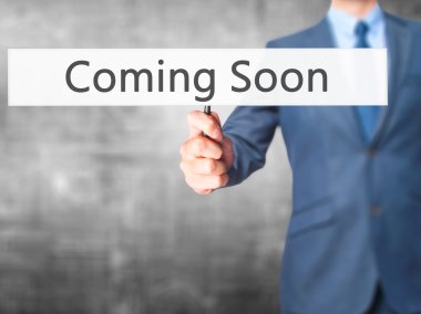 Yakında - işaret gösteren iş adamı