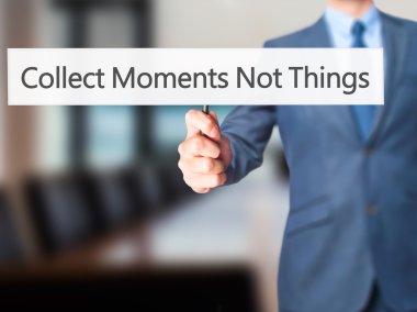 Anlar değil toplamak şeyler - işaret gösteren iş adamı