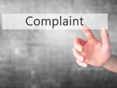 Şikayet - arka plan bulanık kavramı üzerinde bir düğmeye basarak el