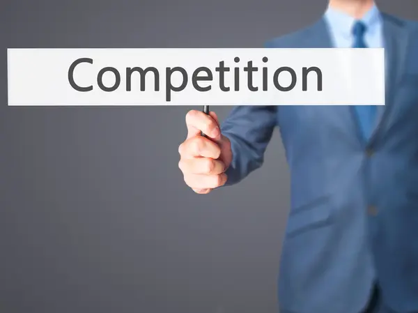 Concorrenza - Uomo d'affari che mostra segni — Foto Stock