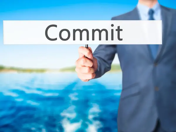 Commit - Uomo d'affari che mostra segno — Foto Stock