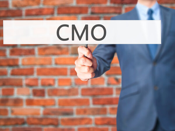 CMO - Деловой человек показывает знак
