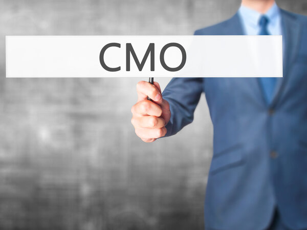 CMO - Деловой человек показывает знак
