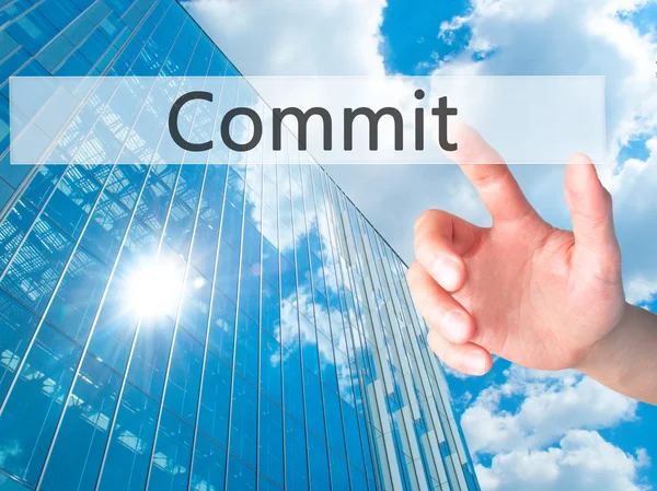 Commit - Mano premendo un pulsante sul concetto di sfondo sfocato su — Foto Stock