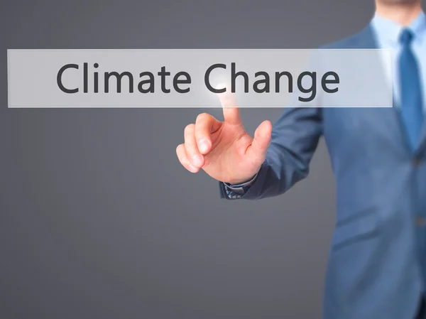 Klimawandel - Geschäftsmann klickt auf virtuellen Touchscreen. — Stockfoto