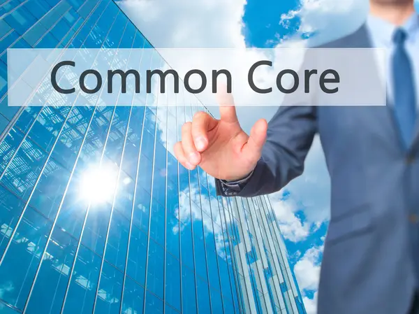 Common Core - Empresario haga clic en la pantalla táctil virtual . —  Fotos de Stock