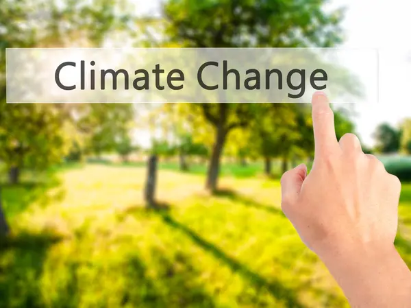 Klimawandel - Hand auf Knopfdruck auf verschwommenem Hintergrund — Stockfoto