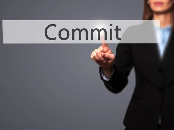 Commit - sikeres üzletasszony kihasználva innovatív techn — Stock Fotó