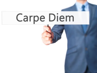 Carpe Diem - işaret gösteren iş adamı