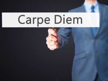 Carpe Diem - işaret gösteren iş adamı
