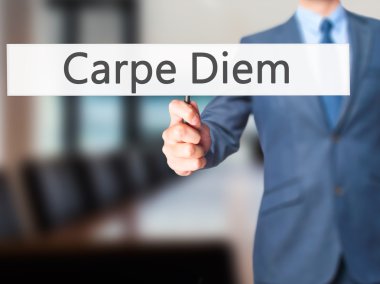 Carpe Diem - işaret gösteren iş adamı