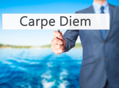 Carpe Diem - işaret gösteren iş adamı