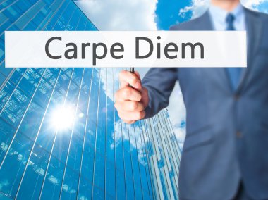 Carpe Diem - işaret gösteren iş adamı