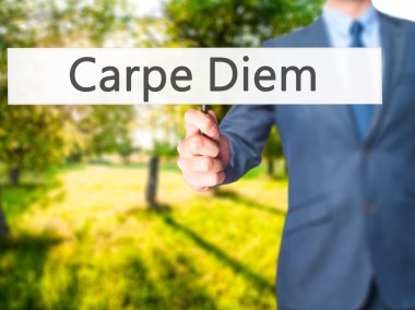 Carpe Diem - işaret gösteren iş adamı